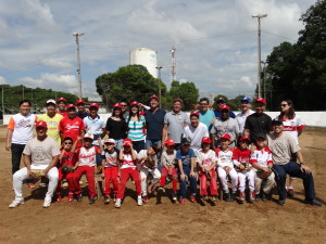 Parte da equipe da categoria T-Bol com a diretoria da Acenbi e apoiadores do projeto: benefício para o esporte em todo o município. Crédito: Acenbi/Tao Conteúdo.