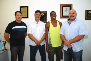 Da esquerda para a direita, o coordenador do Esporte Competitivo, Rafael de Oliveira e Silva, o diretor da ADI, Orlando Vianna, o atleta Fábio Vaz dos Santos e o secretário municipal de Esportes, Humberto Panzetti. Foto: divulgação.