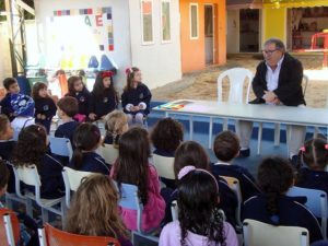 O presidente da Câmara Municipal de Indaiatuba, Luiz Alberto Pereira, com os alunos do Colégio Escala. Foto: divulgação.