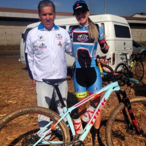 A atleta Ana Luísa Panini, primeira medalha de ouro dos Jogos Regionais para a cidade, com o técnico Armando Camargo. Foto: Divulgação|PMI.