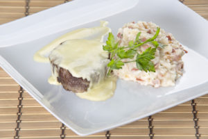 Medalhão ao creme de gruyère com risoto de bacon, uma das opções de prato principal servidas no Matisse. Crédito da foto: divulgação.