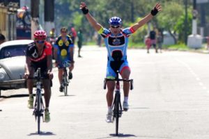 O atleta indaiatubano Claudemir Manoel vence na categoria Elite. Foto: Ivan Storti|FPC. 