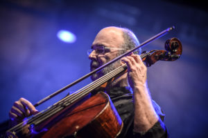 Jaques Morelenbaum. Crédito da foto: Roberto Cifarelli.