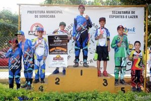 Pódio da categoria Expert 12 anos com Bruno Silva em 1º lugar e Felipe Vanz em 6º lugar. Foto: Gabriel Querichelli – BMX Brasil.