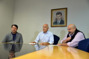 O coordenador de Esporte Competitivo e chefe da delegação de Indaiatuba, Rafael de Oliveira e Silva, com o prefeito em exercício, Antonio Carlos Pinheiro e o secretário de Esportes, Humberto Panzetti. Foto: Eliandro Figueira – SCS|PMI.