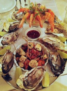 O Plateau de Fruits de Mer: ostras frescas, camarões rosa, mariscos e polvo.