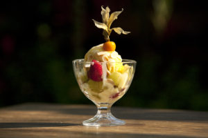 Frutas com sorbet de manga e creme de cumaru. Foto: divulgação.