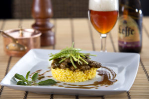 Escalope de Filé Mignon ao Jús Roti com aroma de marsala e Risoto de açafrão.