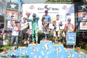 O piloto Luan Sampaio no 1º lugar do pódio no Ranking Geral da categoria Expert 15 anos. Foto: Brasil BMX – Gabriel Querichelli.