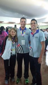 Os atletas Wesley Silvério e Alicia Nicol Escudeiro com o técnico Júlio Pistarini. Foto: divulgação.