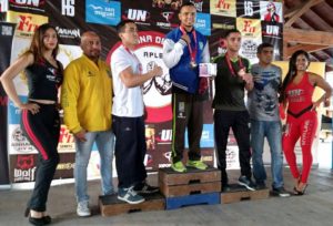 O atleta Samuel Araújo no pódio de campeão dos dois braços na categoria 70 kg. Foto: divulgação.