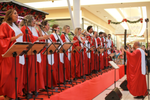 Formação do Coral Mozart inclui 12 solistas vocais e um maestro. Foto: Polo Shopping Indaiatuba.