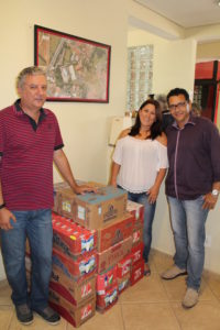 O presidente do clube, Roberto Appolinário Alonso e representantes da Paróquia Santa Terezinha. Foto: divulgação.