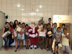 Papai Noel do Polo Shopping Indaiatuba foi até a Casa da Fraternidade entregar os presentes arrecadados. Foto: divulgação|Polo Shopping Indaiatuba.