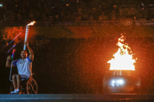 07/09/2016 - Brasil, Rio de Janeiro, Cerimônia de abertura dos Jogos Paralímpicos Rio 2016 - Clodoaldo Silva acende a pira Paralímpica no Maracanã. ©Marco Antonio Teixeira/MPIX/CPB.