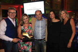 O CEO da companhia, Jorge Bischoff com o casal de franqueados da JB Campinas/SP, Maria Gabriela Soares e Fernando Soares, a supervisora de lojas Catarina Cunha e a diretora de Gestão e Expansão Adriane Lopes dos Santos. Crédito da foto: Cleiton Thiele.