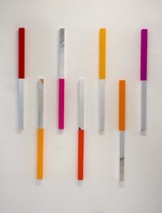 Renata Tassinari_Lanterninhas Narciso II_2025_óleo sobre moldura acrílica espelhada_Foto Romulo Fialdini